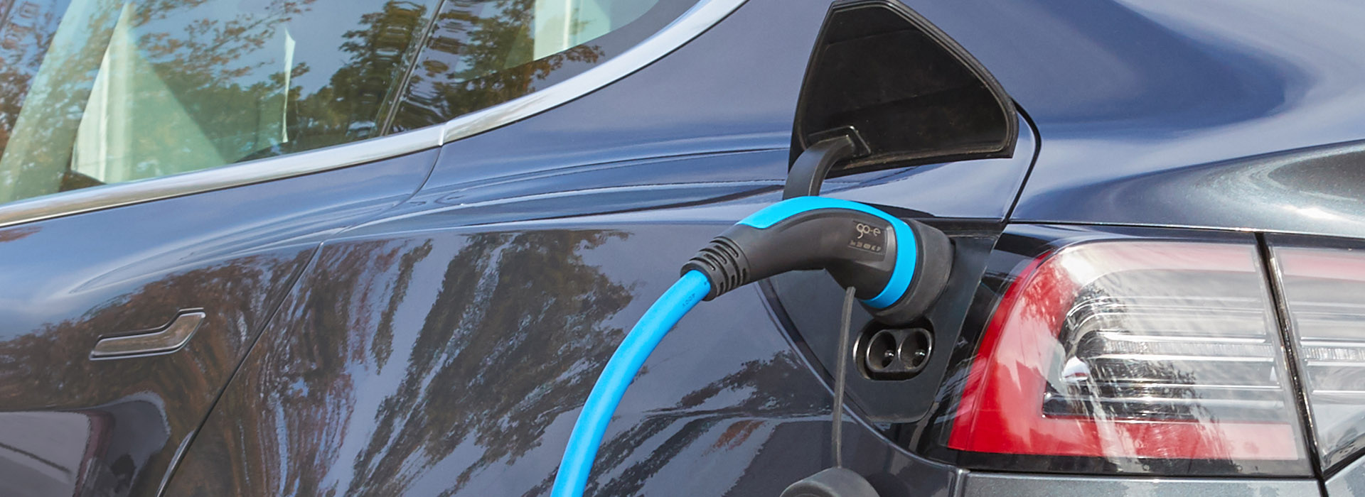 Energielösungen: ein Elektroauto wird aufgeladen