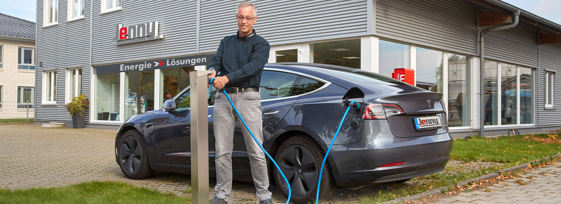Energielösungen: ein Elektroauto wird an einer Ladesäule aufgeladen. E-Mobilität mit Sonnenstrom.