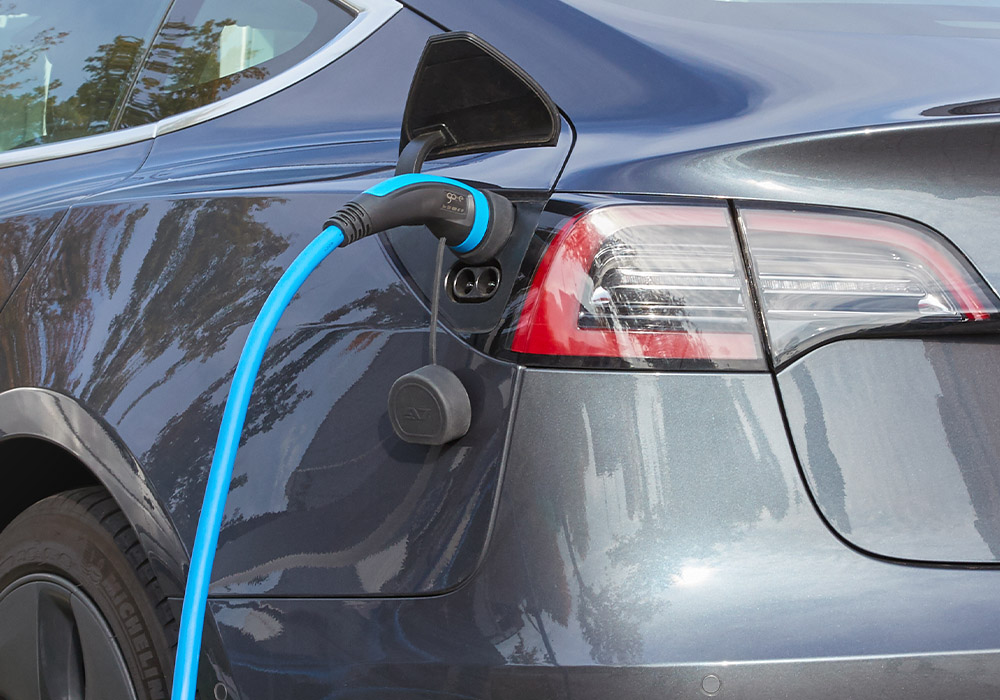 Energielösungen: ein Elektroauto wird aufgeladen. E-Mobilität durch Sonnenstrom.